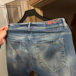 Dondup jeans George - Nästan helt oanvända dondup jeans med skön tvätt o snygga slitningar, skick 10/10🙌  Strl 32   Hör av er vid minsta fundering!