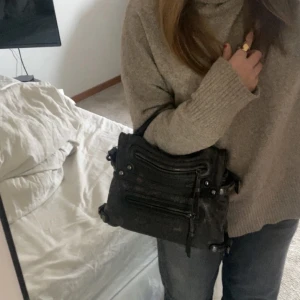 Zara väska  - ÄLSKAR denna väska så praktiskt får plats med mycket. Så snygg passar till allt. Men använder den inte💕 Köpte den i sommars så knappt använt den! Bud på 350!