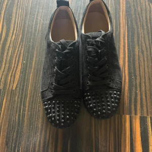 Christian Louboutin - 43, mycket bra skick. Vet ej om de är äkta.