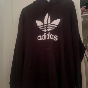 Adidas hoodie - Nytt skick, ej använt alls vara hängt i en garderob! 