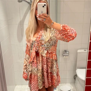 Sommarklänning  - Säljer denna sjukt snygga klänning som endast är använd en gång❤️priset är diskuterbart vid snabb affär!