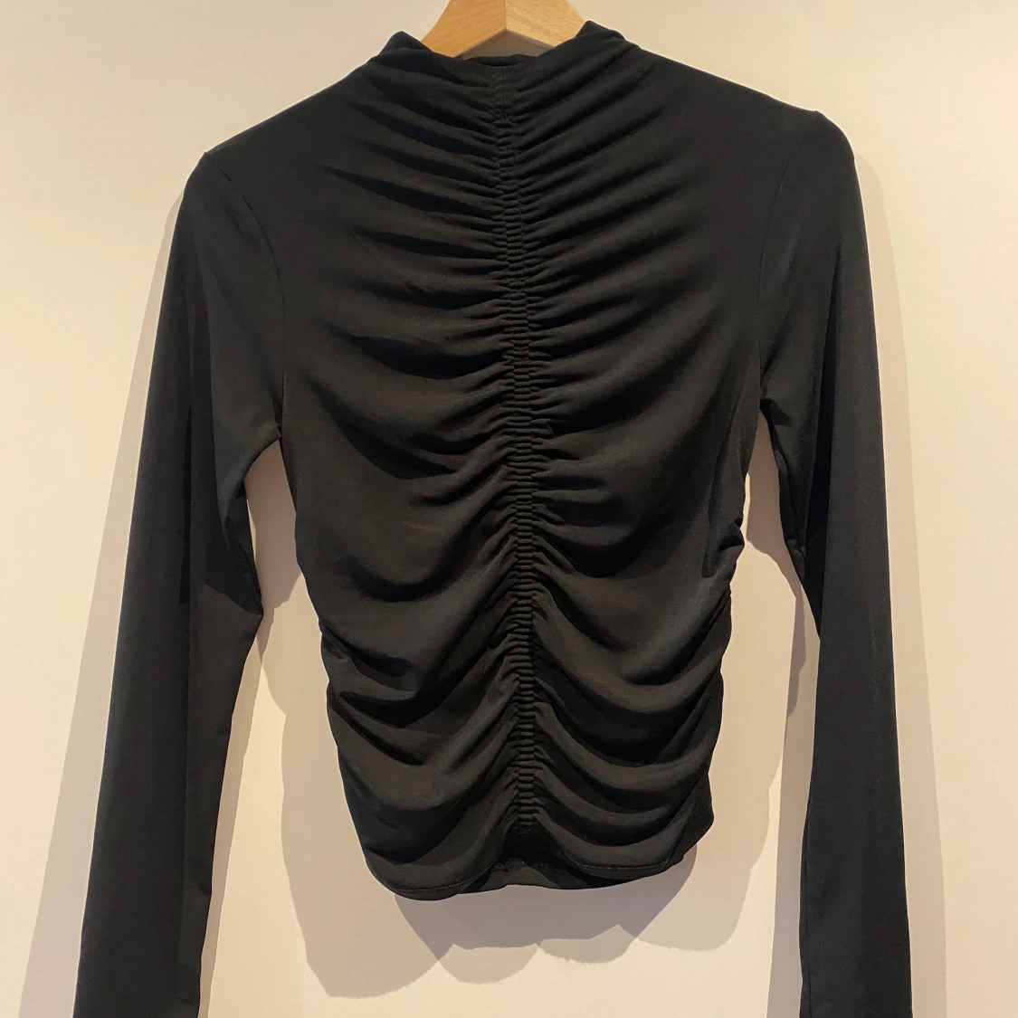 Topp med halvpolo och skrynkeldetalj - 91