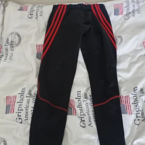 Tränings byxor  - Säljer ett par träningsbyxor i strl M från adidas. Mycket bra skick förutom att texten har suddats ut lite. Säljer dem för 60kr + frakt! Kan diskutera priset vid snabb affär!