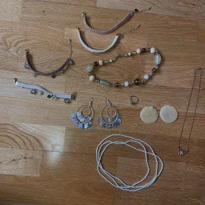 Beach-vibe smycken - Säljer smycken som ej går till användning i hopp om att nån hittar något älskvärt💘 Köps som på bild, inga utbyten. Hoppas du blir nöjd🥰