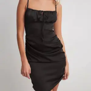 Oanvänd svart klänning från NAKD stl 36. Lappar kvar på.
