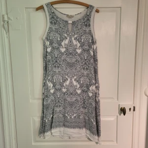 Blåvit midiklänning - Fint skick. Är i storlek S men passar också M. Den är inte genomskinlig.