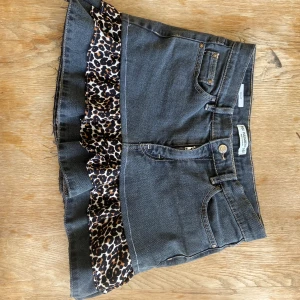 Volang jeanskjol  - As cool och unik jeanskjol med jeans o leopard volang 🙌 🥰 OBS: Läs beskrivningen!!