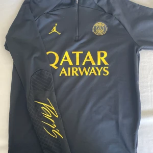 Paris Saint Germain x Jordan - Bra skick, kan användas både för träning, men även för klädstil  Köpt från Unisport för 600 kr fast sänker till 300 kr (kan bli lägre eller högre pris)   Unisex