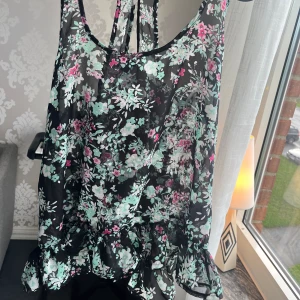 Linne - Genomskinligt blommigt linne. Sparsamt användt, gott skick