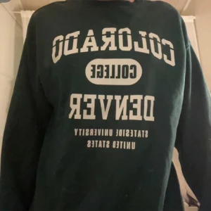 Sweatshirt med tryck - En grön sweatshirt med tryck, lite Oversized i modellen. 