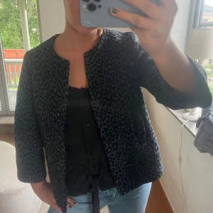 Leopard jacka  - Blå/grå leopard jacka, med trekvartsärmar 