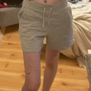 mjukisshorts - gråa mysiga mjukisshorts i storlek S. typ aldrig använda, i nytt skick.