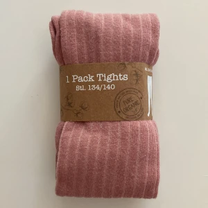 Rosa strumpbyxor  - Ett par helt nya och oöppnade rosa strumpbyxor.