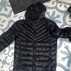 Ralph lauren jacka - Tjena säljer min Ralph lauren jacka är som knappt är använd. Jackan har inga defekter eller liknande. Den är även ganska tunn så den är perfekt under våren och hösten! Skriv vid frågor och funderingar!