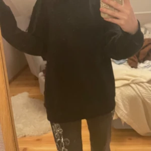 svart tjocktröja - en svart, basic oversized tröja i storlek M. funkar bra till båda könen. använd men fortfarande i bra skick. 