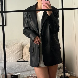 Skinnkavaj  - Skinnkavaj från Zara. Fint skick. Storlek S