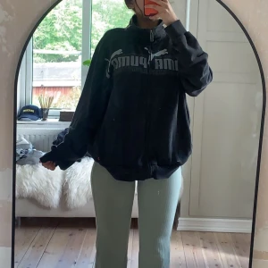 Puma zip-up hoodie - En vintage svart zip-up hoodie från Puma som inte säljs nå mer nånstans. Färgen är lite urtvättad. Sitter oversized på kroppen och ger en baggy, cool stil. Den har även en typ av turtle neck som passa bra till helheten. 250 + frakt