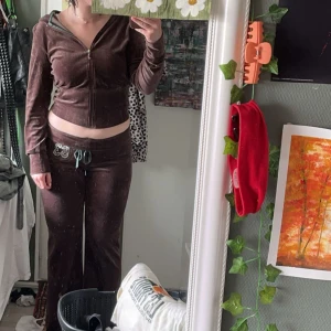 Vintage Juicy Couture set - Jättefint vintage det från Juicy Couture, står XXL på lappen men jag skulle säga att det motsvarar mer en storlek M🤗