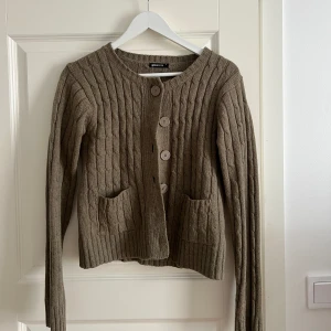 kofta - brun kofta från ginatricot, bra skick🤎 storlek L men liten i storleken så passar mig med S