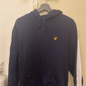 Lylescott hoodie - Super snygga detaljer på sidan