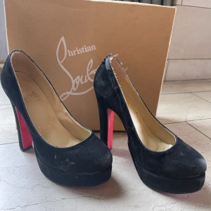 Vintage Christian Louboutin klackar - Svarta mocka Vintage Christian Louboutin klackar Hög klack: 12 cm  Små i storlek (38)  Väl använda Köpta vintage för 8800 kr Original box ingår