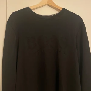 Hugo Boss tröja - 9/10 skick, typ så gott som ny Strlk L slimfit så därför sitter den lite tajtare som en M