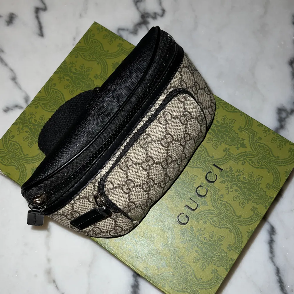 Säljer en helt ny Gucci Supreme Belt Bag midjeväska i färgen beige och svart läder. Fler bilder kan skickas vid intresse.. Väskor.