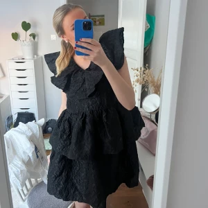 Svart festklänning  - Svart kort festklänning med volanger 🖤