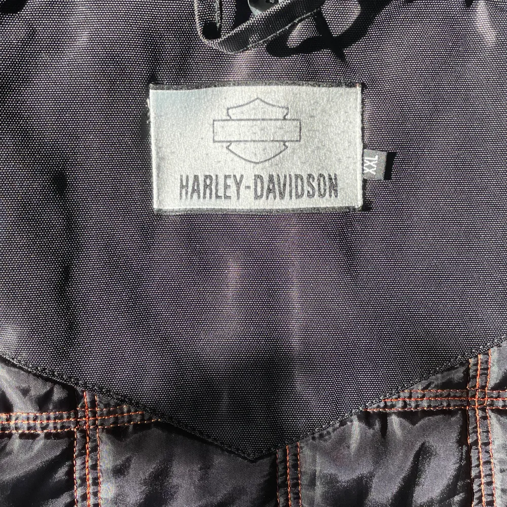 Harley Davidson jacka i XXL, jag är en L i vanliga fall så funkar då om man vill ha de lite oversize. . Jackor.