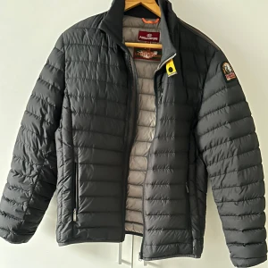 Parajumper Ugo  - Tja! Säljer nu min feta parajumper jacka till ett bra pris & kvalite! Storleken är Y-L  motsvarar storlek small i vuxen. Kvittot finns, priset är inte hugget i sten. Hör av dig vid fler frågor!  