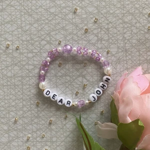 Taylor Swift Armband Dear John - ⭐️ Elastisk tråd, ca 15 cm innerkrets, kan göra nytt efter din storlek ⭐️    ⭐️ Rabatt om du köper fler än 2, skriv till mig innan köp för samfrakt ⭐️     ⭐️Kan även göra beställningar!⭐️