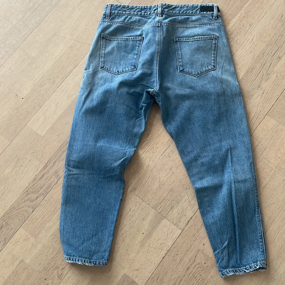 Jeans från svenska Adnym Atelier, unisex, stl 28C, modell ACA 162, ngt lösare över låren, smal i foten, kortare i längden, mkt fint skick. Jeans & Byxor.