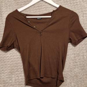 Fin brun tröja i storlek M från gina tricot