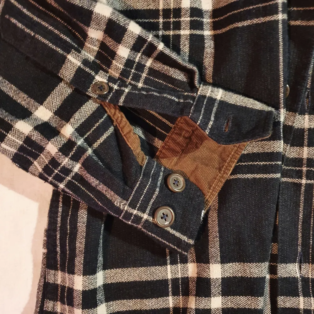 Skjorta från Dressmann i mörkblå/krämvit färg med bruna detaljer, är i tjockt bomullstyg, är som ny. Skjortor.