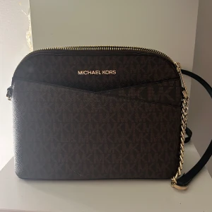 Michel kors väska äkta - Jättefint skick, enda är att dragkedjan är lite lite skadad Finns en korthållare till i en annan annons, paketpris ordnas för båda Nypris 1900kr
