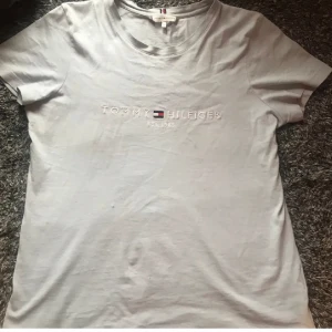 Tommy hilfiger tröja - Ljusblå t shirt Köpt för 549kr