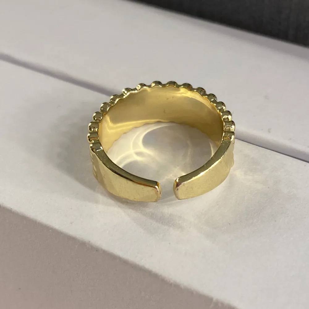 Superfin ring från Ioaku! Guldig och justerbar! Nypris 399 men säljer för 299 så den är använd ca 2 ggr💗💗Frågor?Pris kan diskuteras!!. Accessoarer.