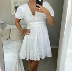 Vit klänning Zara - Vit klänning från Zara i storlek S. Aldrig använd och prislappen kvar! Så fin till studenten och till sommaren! (första bilden lånad, skriv för fler bilder)