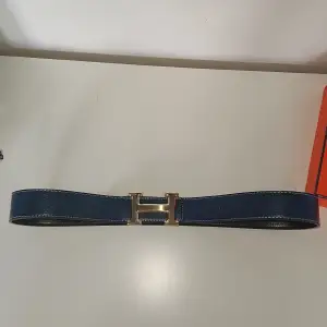 Riktigt snyggt Hermès bälte (1:1)  Helt nytt i original förpackning. Bältet är dubbelsidigt med marinblå och svart så kan matchas till många stilar. Bara att höra av sig vid frågor, kan fixa fler bilder om det önskas. 