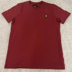 Lyle&scott T-shirt  - Jätte fin tröja som endast är använd en gång. Säljer då den inte kommer till någon användning. Stor i storleken💗