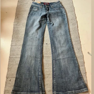 Lågmidjade bootcut jeans  - Lågmidjade bootcut jeans som är helt ny! Midjemått 34cm, innerbenslängd 83cm. Köp via köp nu❤️‍🔥❤️‍🔥❤️‍🔥