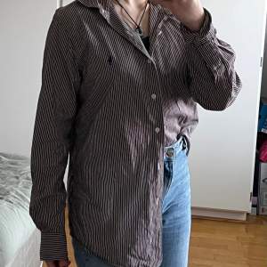 Brun Ralph Lauren skjorta i storlek M, aldrig använd☺️