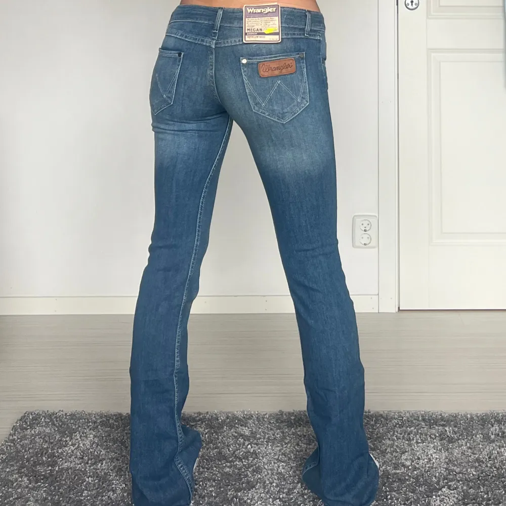 lappar kvar, midjemått: 36cm rakt över, innerbenslängd: 80cm 💗 . Jeans & Byxor.