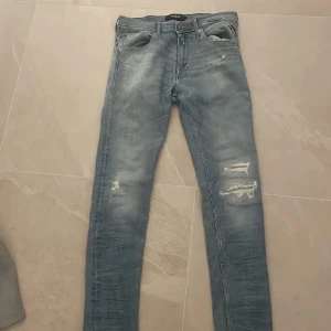 Replay anbass jeans - Säljer dessa tvärfeta replay anbass jeans då de ej passar! Perfekta till sommar/vår! Storlek är 30/32 och de är i toppskick. Hör av er vid frågor!!
