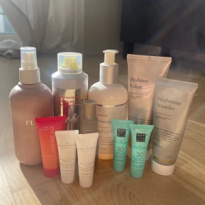 Skincare paket - Säljer ett paket med hud & ansiktsvård där allt är antingen oöppnat och några få är lite använda, ställ frågor för mer info. Facial mist, handkräm, fotkräm, hårspray, ansiktskräm, sunscreen för ansiktet, body oil m.m. 🔥 ALLT PÅ BILDEN INGÅR!