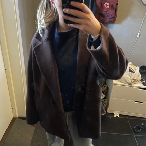 Kappa lindex - Säljer denna mellanlånga kappa från Lindex i jättebra skick!☺️