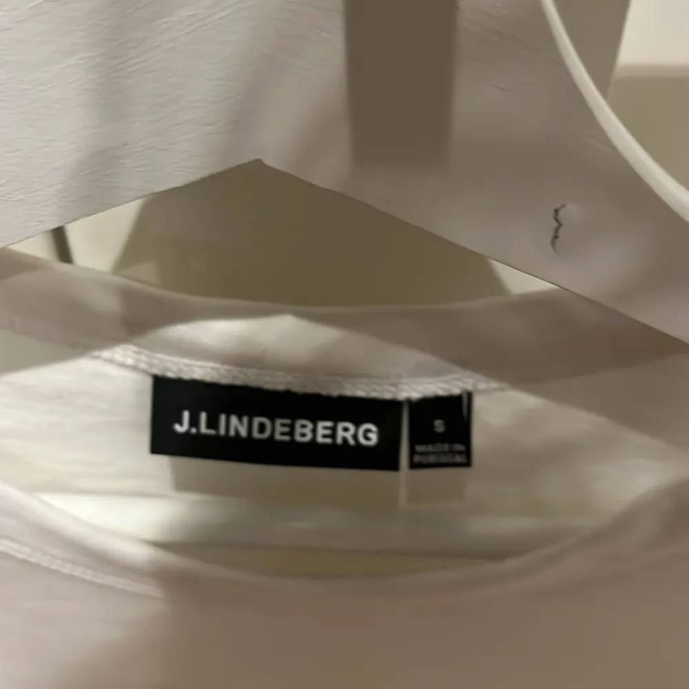 Tjena säljer denna j Lindberg t shirt Knappt använd köpt i somras men lite stor. Stl S men passar M också  Nypris typ nånstans mellan 1200/1500. T-shirts.