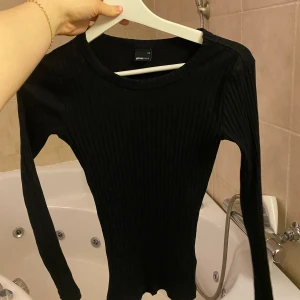Tight ribbad tröja  - Från ginatricot. Ribbad