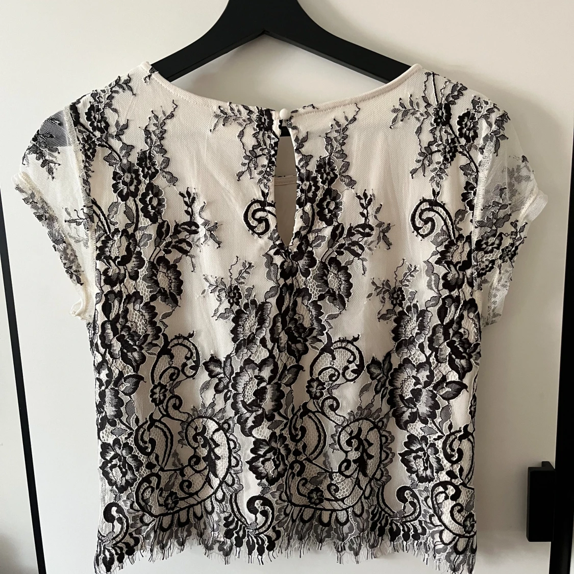 Vit/svart spetsblus - 90