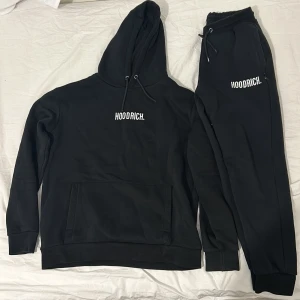 Hoodrich OG core full set svart (hoodie och mjukisar) - Full set hoodrich svart, både mjukisar och hoodie har storlek Small (S), mjukisar i utmärkt skick och hoodie i bra skick (plaggen kan säljas seperat), originalpris 1385 för hela setet, mitt pris kan diskuteras!!!